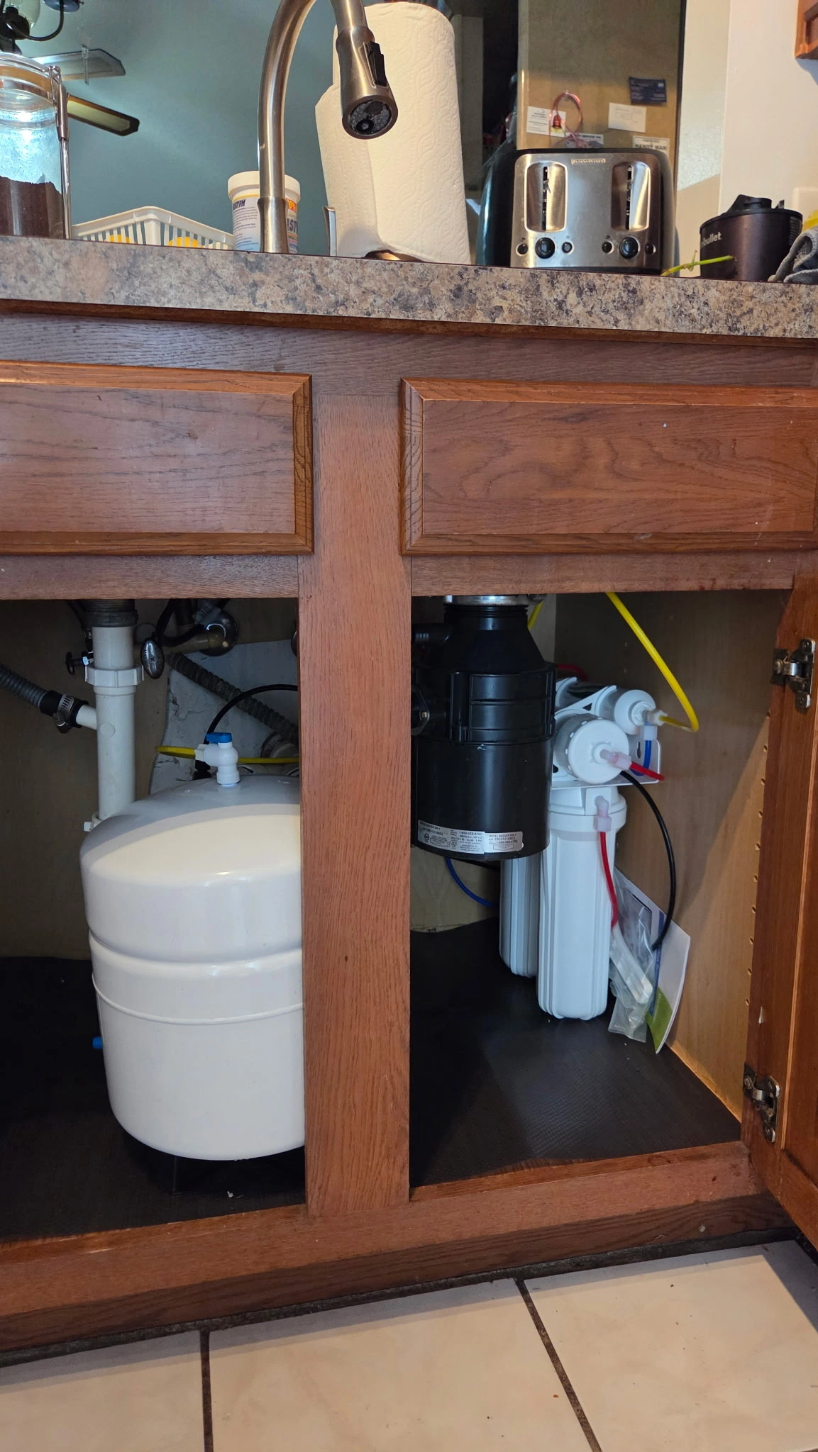 Clean under-sink reverse osmosis drinking water system